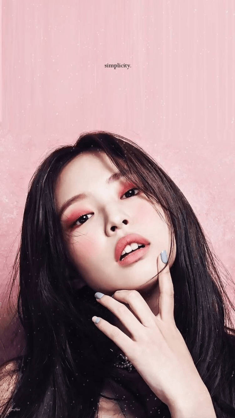 Jennie Kim står med pink blomster Wallpaper