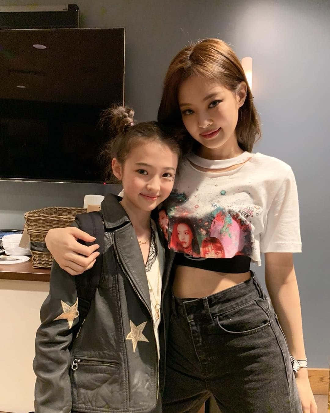 Jennie Kim With A  Little Girl Picture