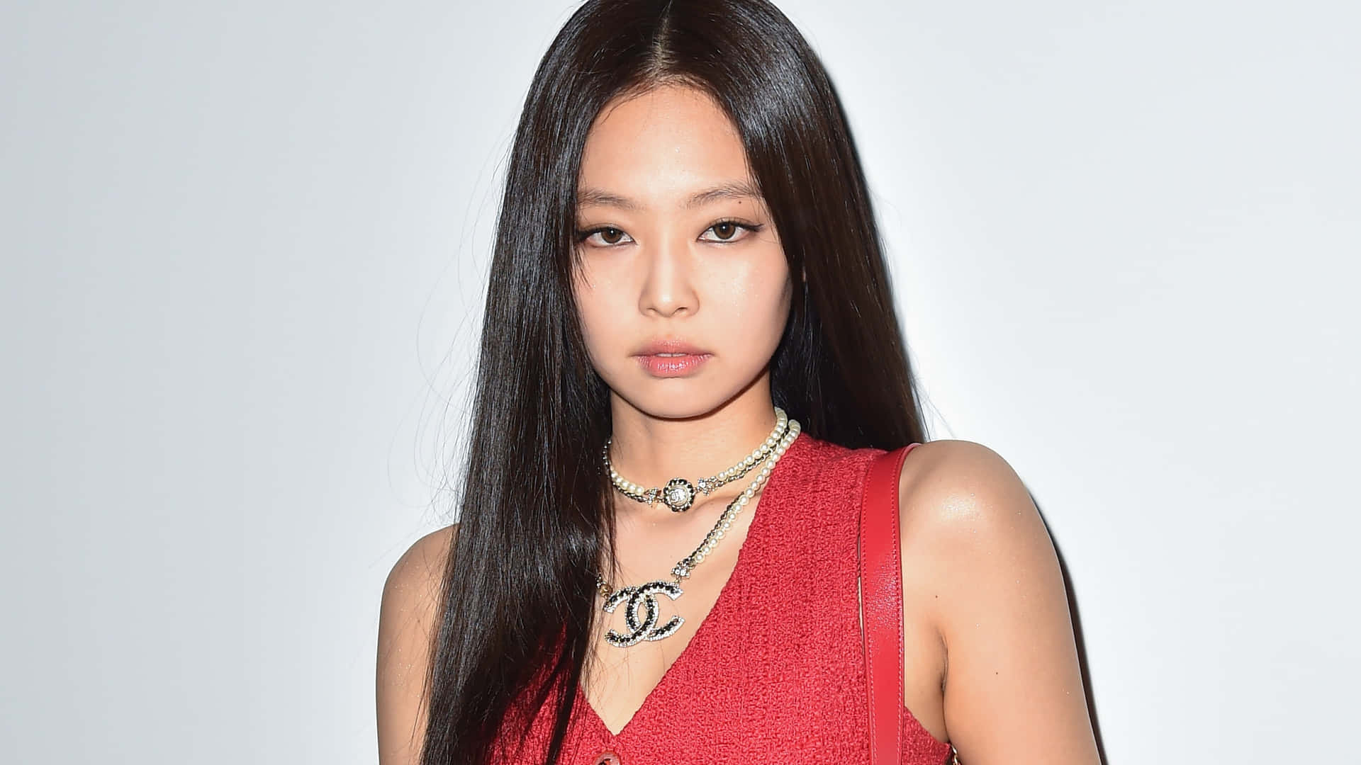BLACKPINK's Jennie shows off her splended beauty wearing a simple white Chanel  shirt