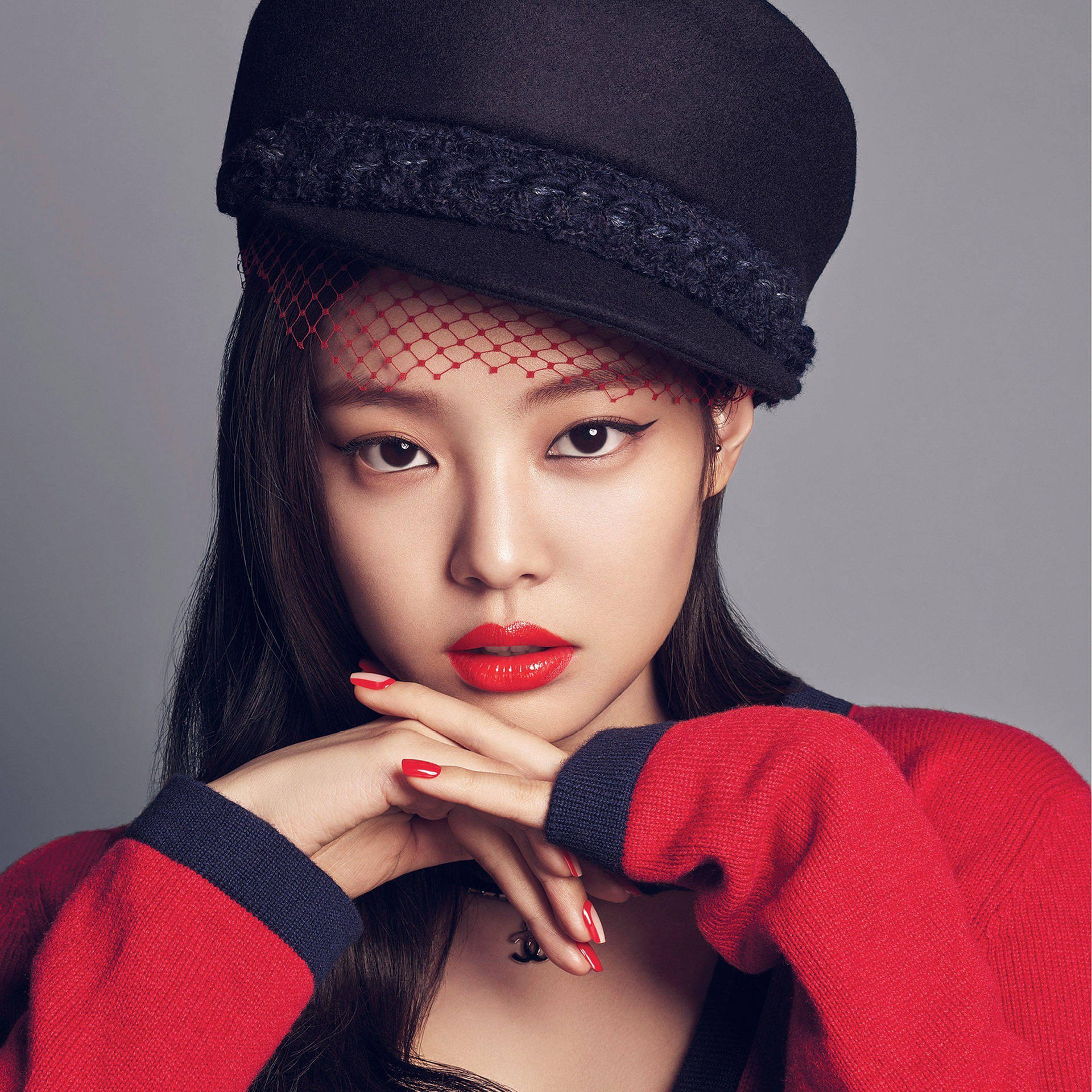 Jennie iført rød jakke og hat på sne Wallpaper
