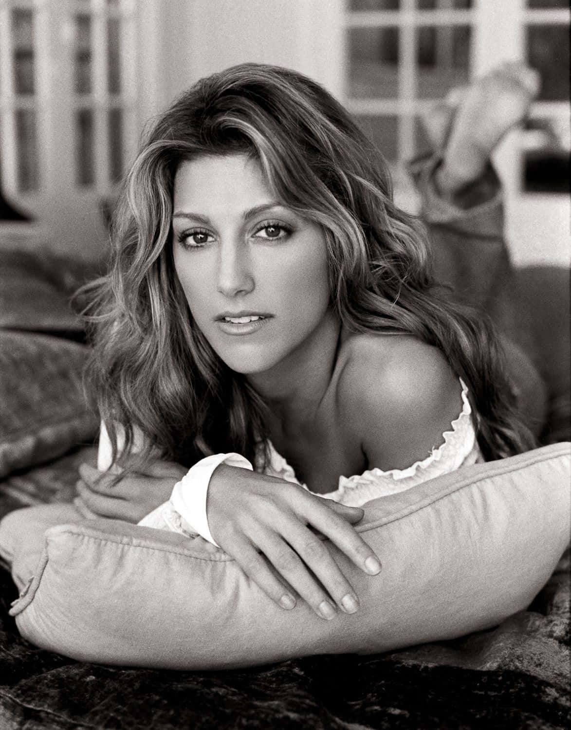Jennifer Esposito posing in a stylish outfit Wallpaper