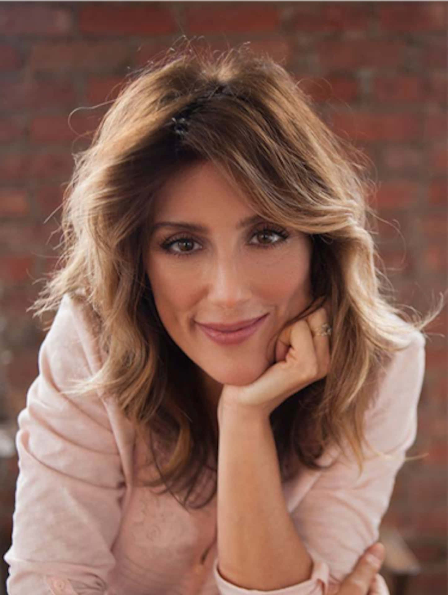Jennifer Esposito Stuns in Chic Outfit Wallpaper