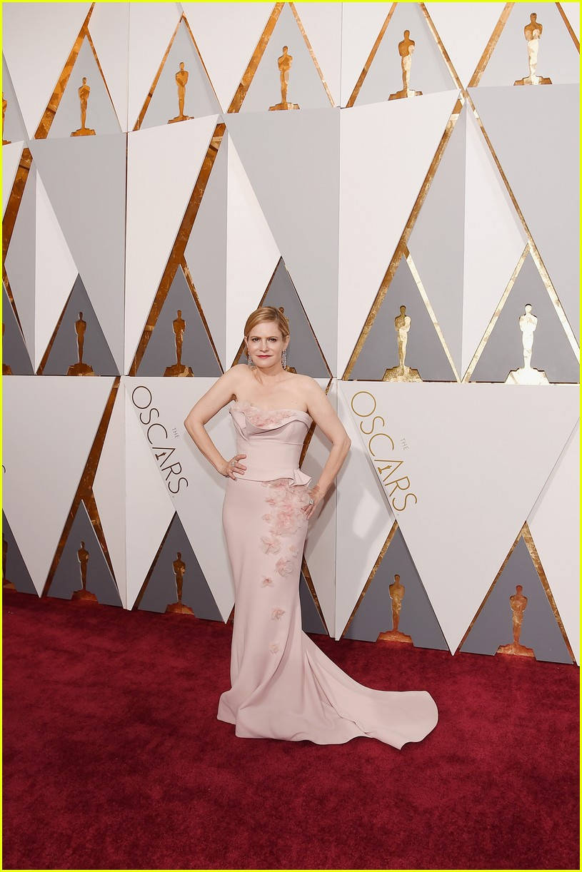 Jennifer Jason Leigh Oscars Red Carpet Wallpaper