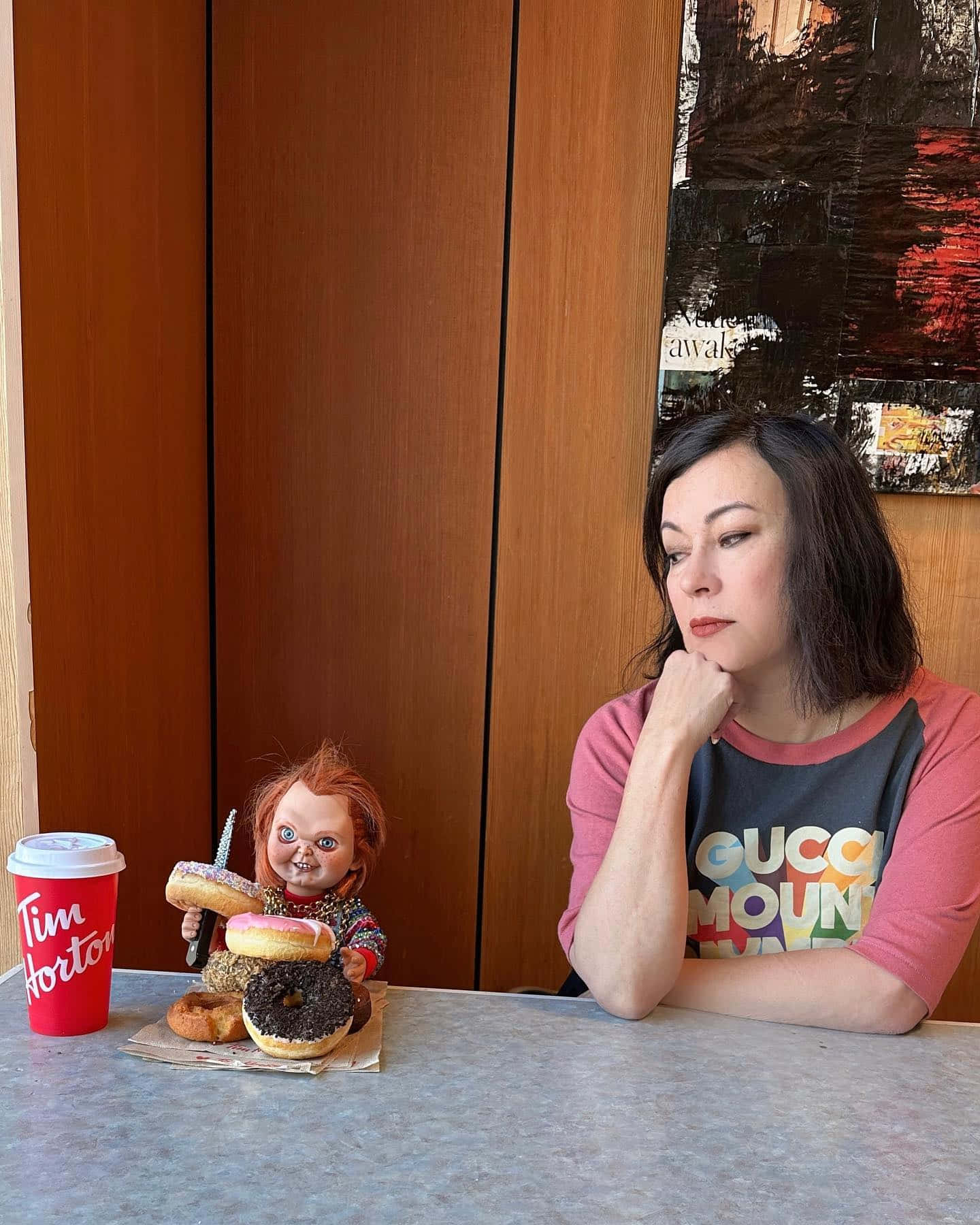 Jennifer Tilly Dan Boneka Chucky Di Kafe Wallpaper