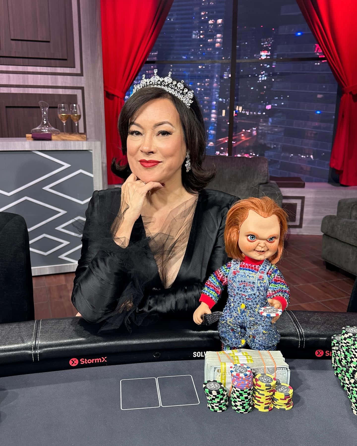 Jennifer Tilly Dan Chucky Di Meja Poker Wallpaper