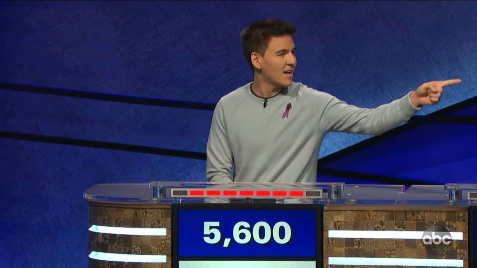Einmann Zeigt Auf Eine Jeopardy-tafel.