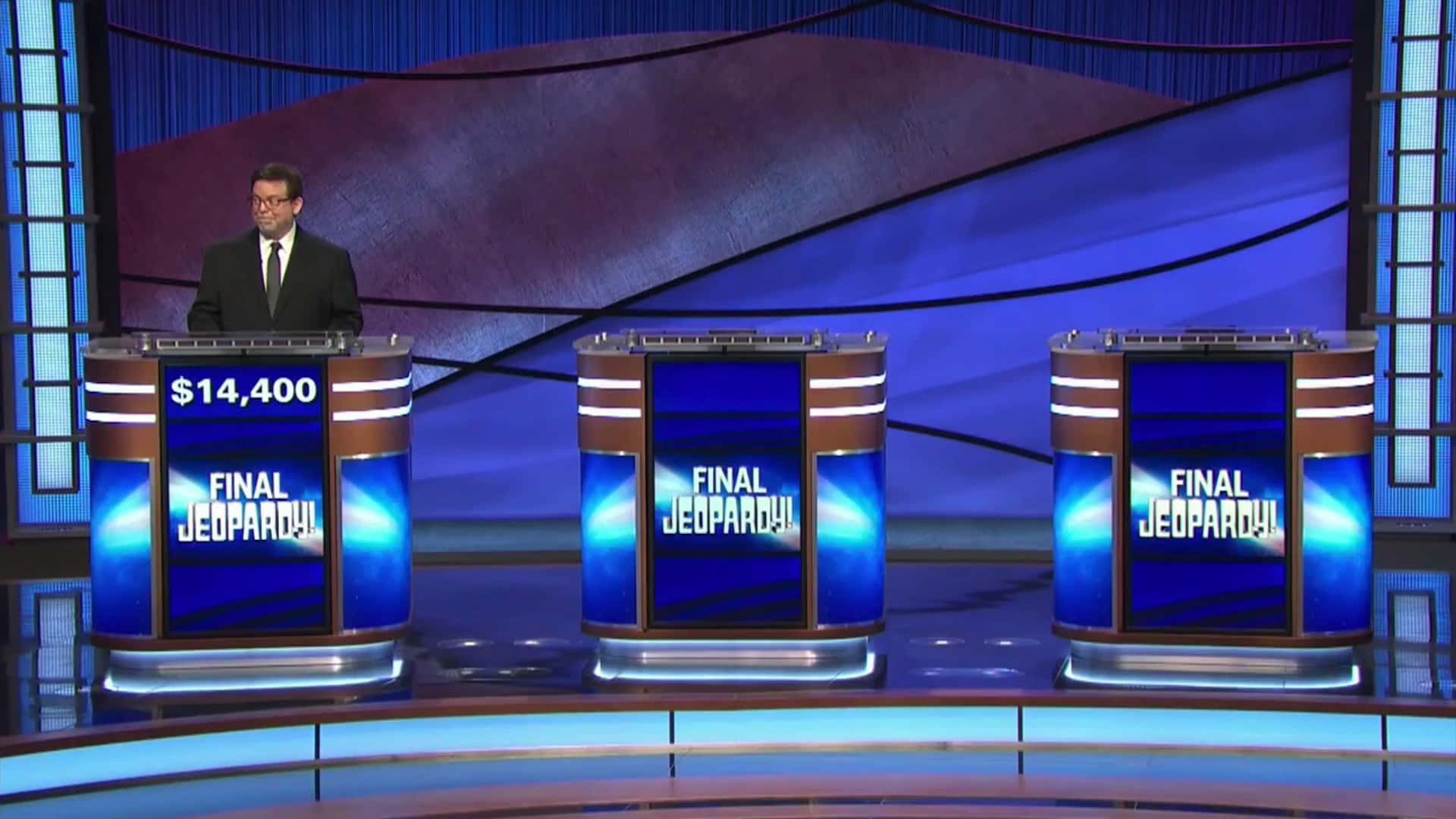 Treshombres Están En El Escenario En El Escenario De Jeopardy.