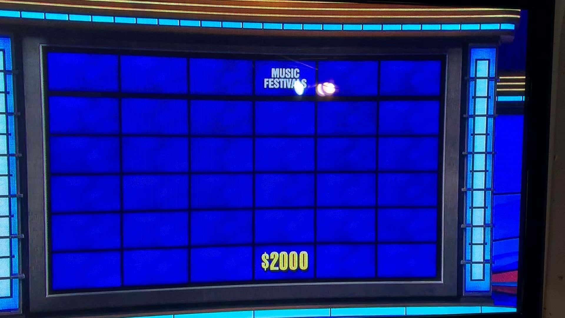 Jeopardy,die Klassische Spielshow, Bei Der Kandidaten Fragen Zu Allgemeinwissen Beantworten.