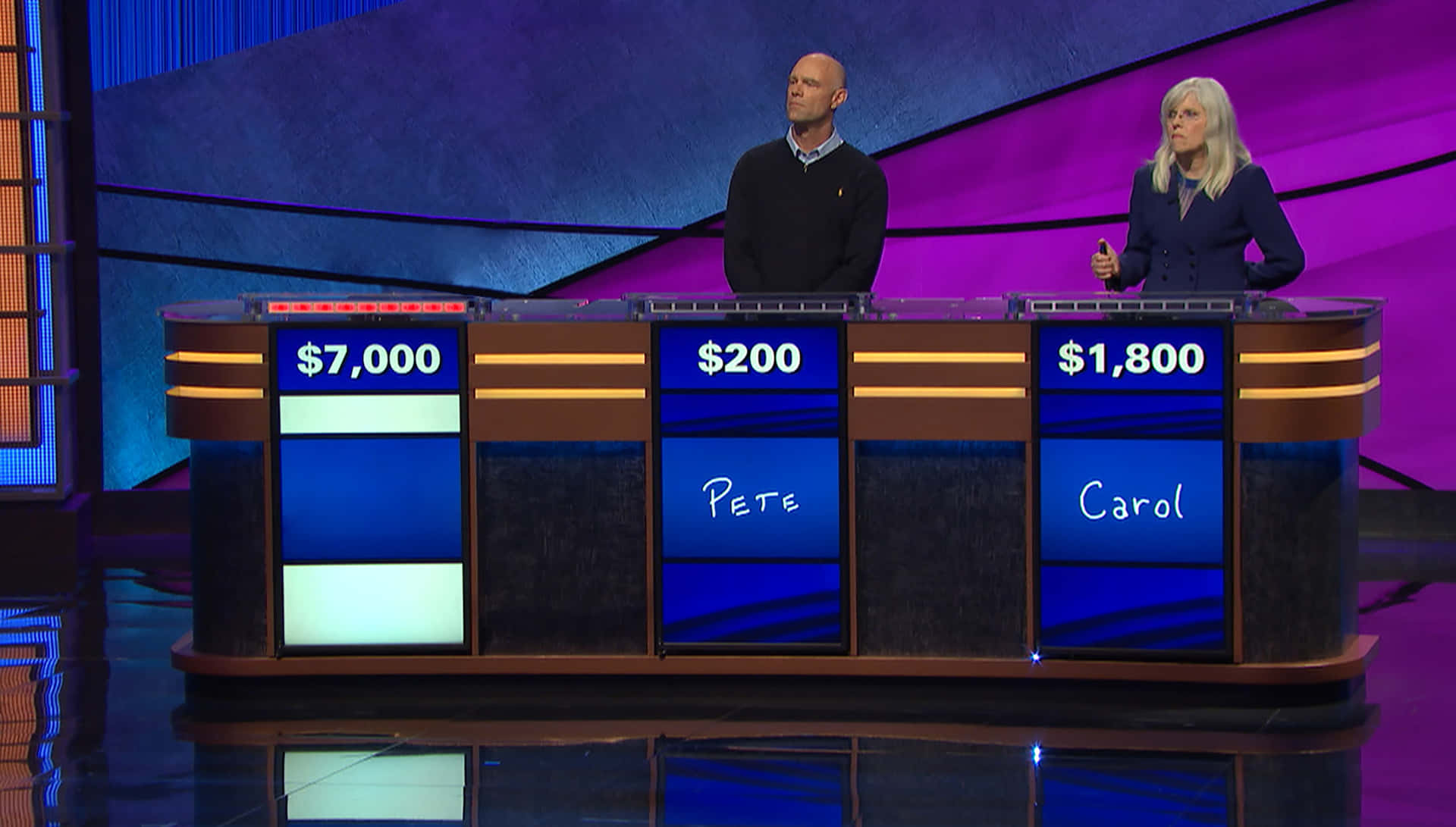 Tvåpersoner Står Vid Jeopardy-spelbordet.