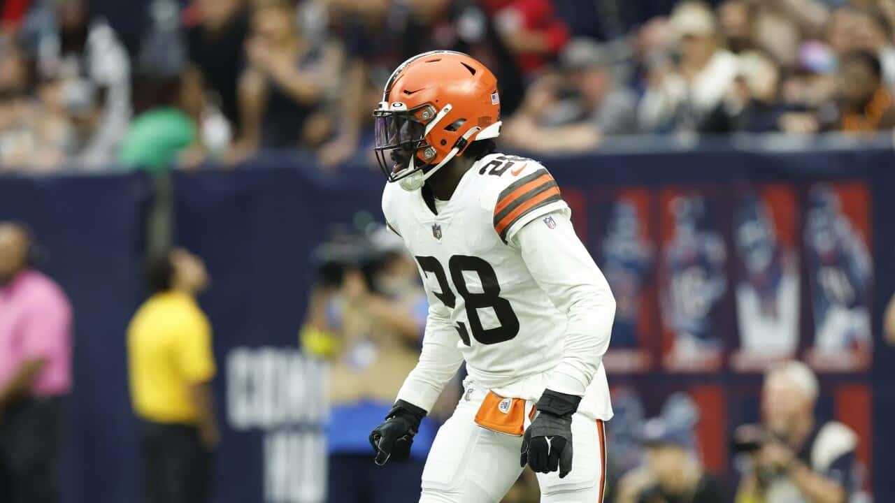 Jeremiah Owusu Koramoah Cleveland Browns Action Wallpaper