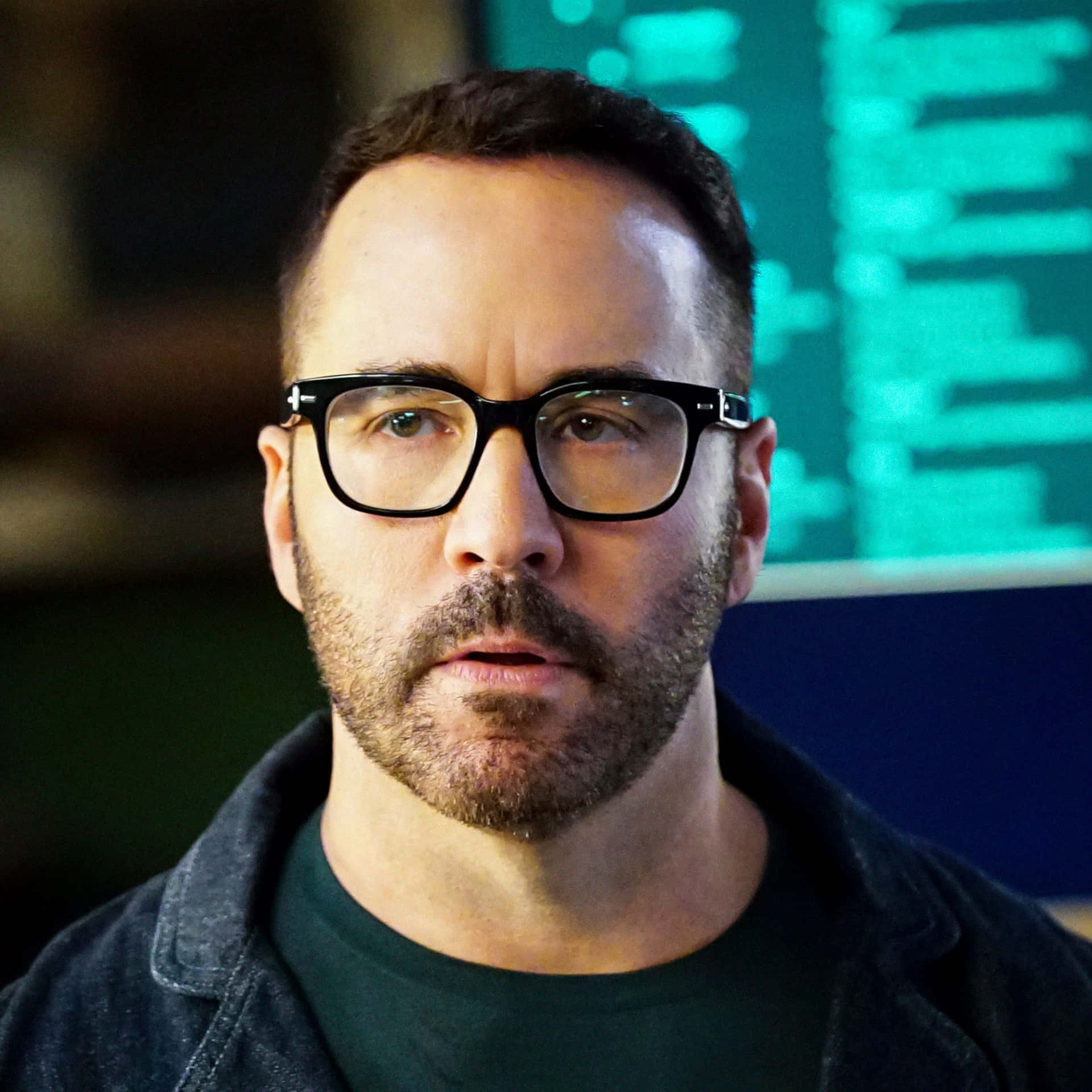 Renowned actor Jeremy Piven in a casual pose Wallpaper