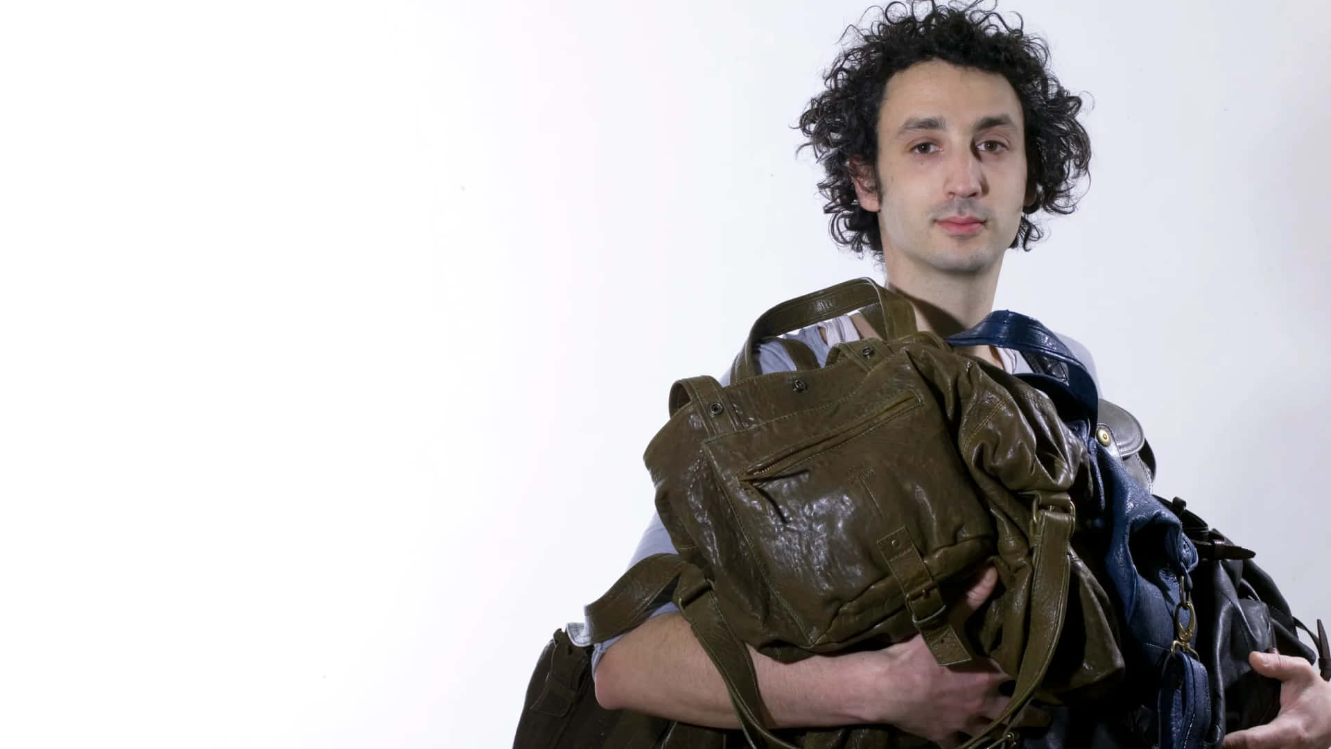 Jérôme Dreyfuss Carrying His Bags Wallpaper