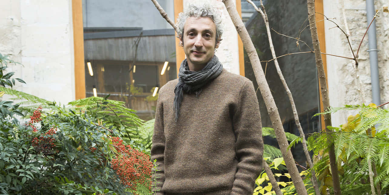 Jérôme Dreyfuss With Sweater And Scarf Wallpaper