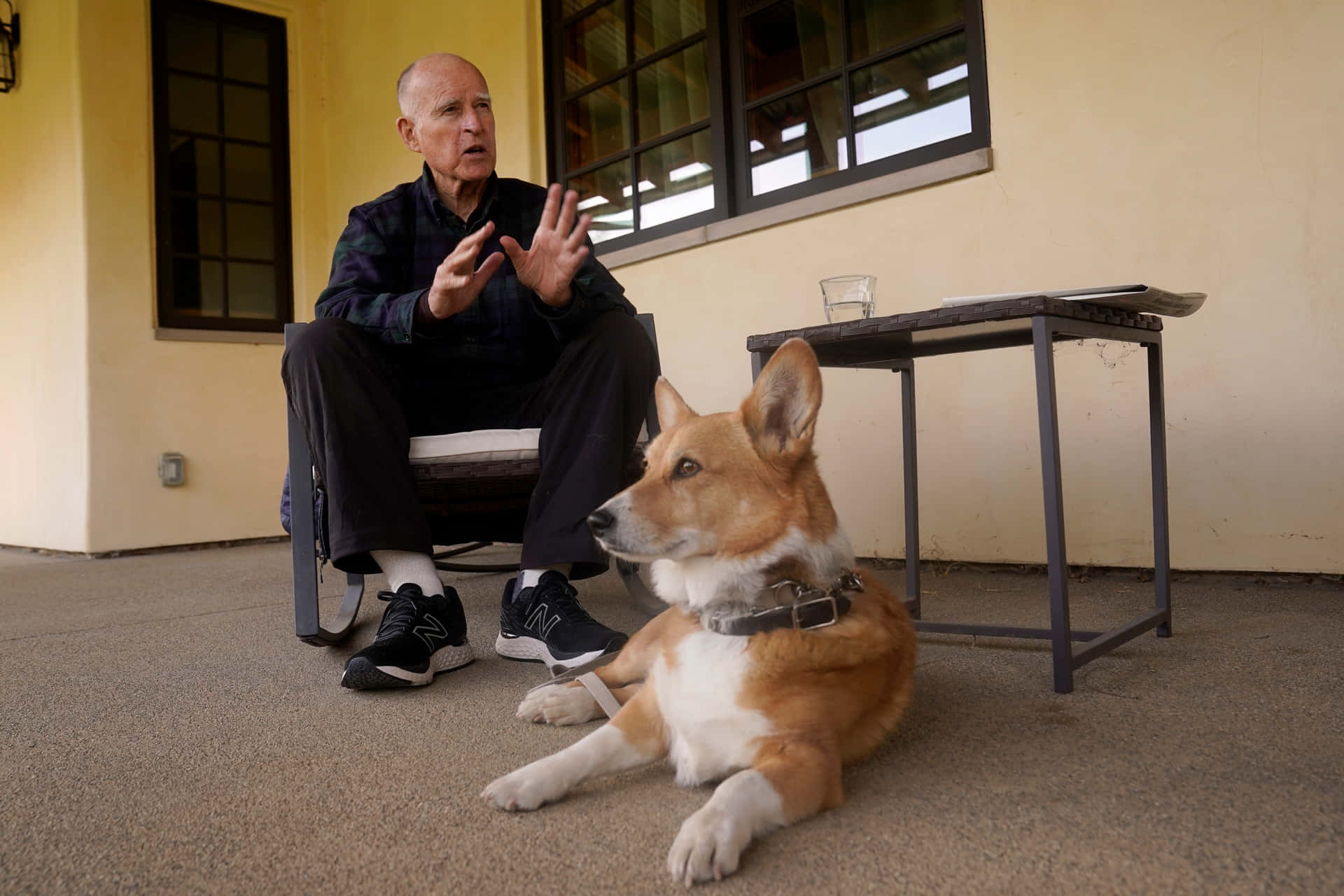 California Governor Jerry Brown cuddles with dog Wallpaper