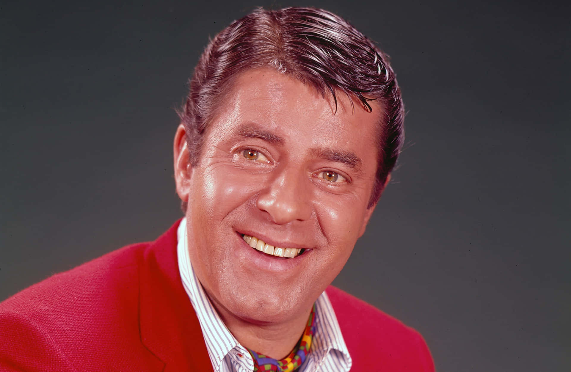 Jerrylewis Non Era Solo Un Comico, Ma Anche Un Attore, Regista, Sceneggiatore E Produttore Cinematografico Statunitense. È Stato Uno Dei Personaggi Più Amati E Influenti Dell'industria Del Cinema, Con Una Carriera Che Si È Estesa Per Oltre Sette Decadi. Con Il Suo Stile Unico E Il Suo Talento Comico Eccezionale, Jerry Lewis Ha Conquistato Il Cuore Di Milioni Di Spettatori In Tutto Il Mondo. Fondo de pantalla