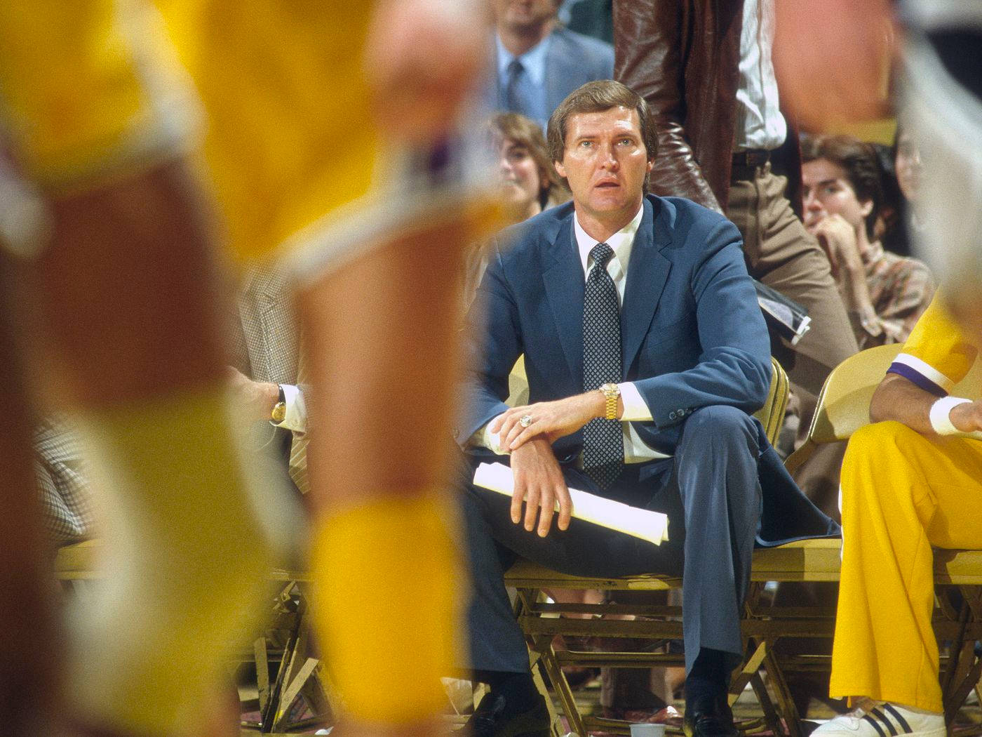 Jerrywest Entrenador Jefe De Los Lakers En El Juego De La Nba De 1977. Fondo de pantalla