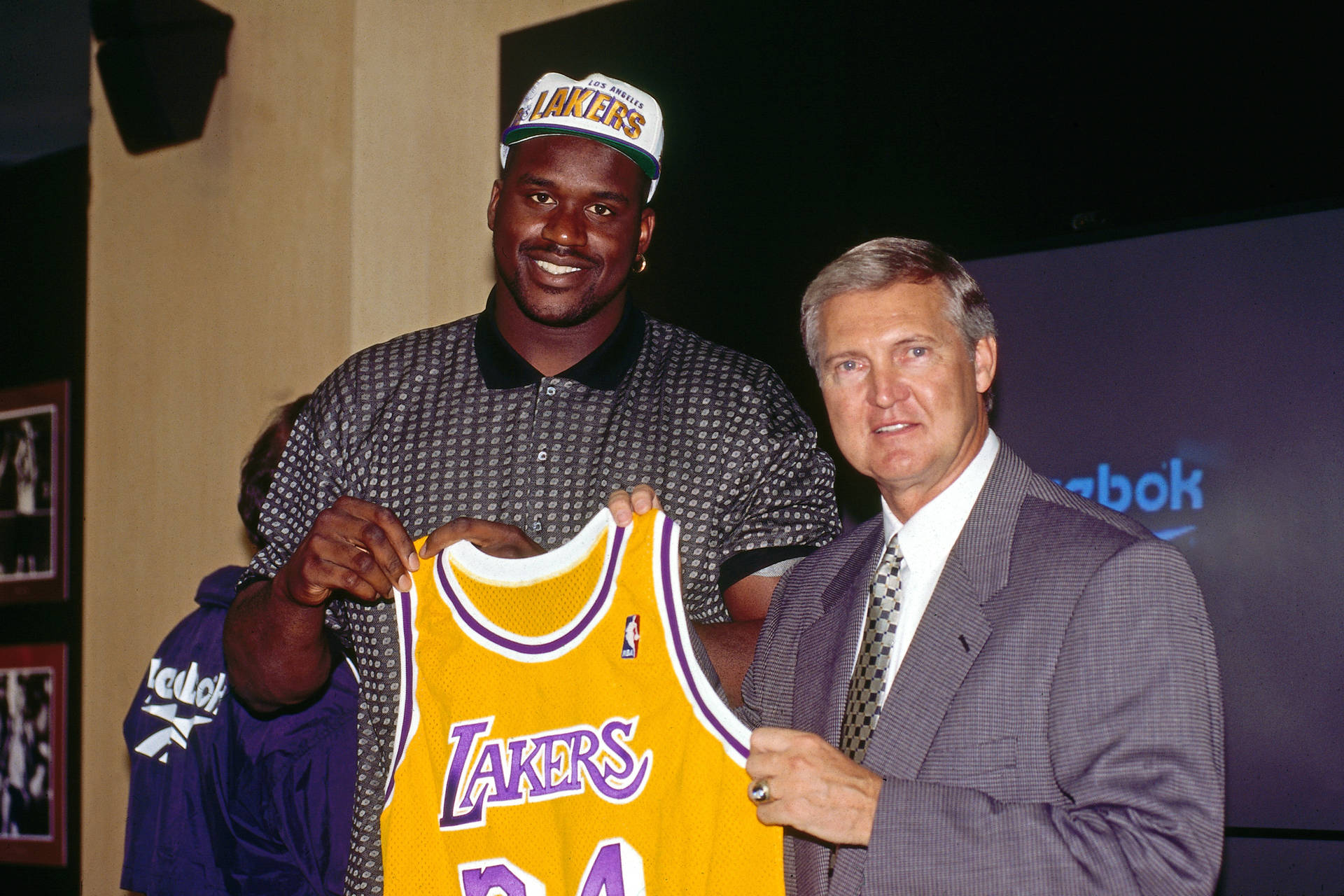 Jerry West Shaquille O'Neal Sign With Lakers Wallpaper