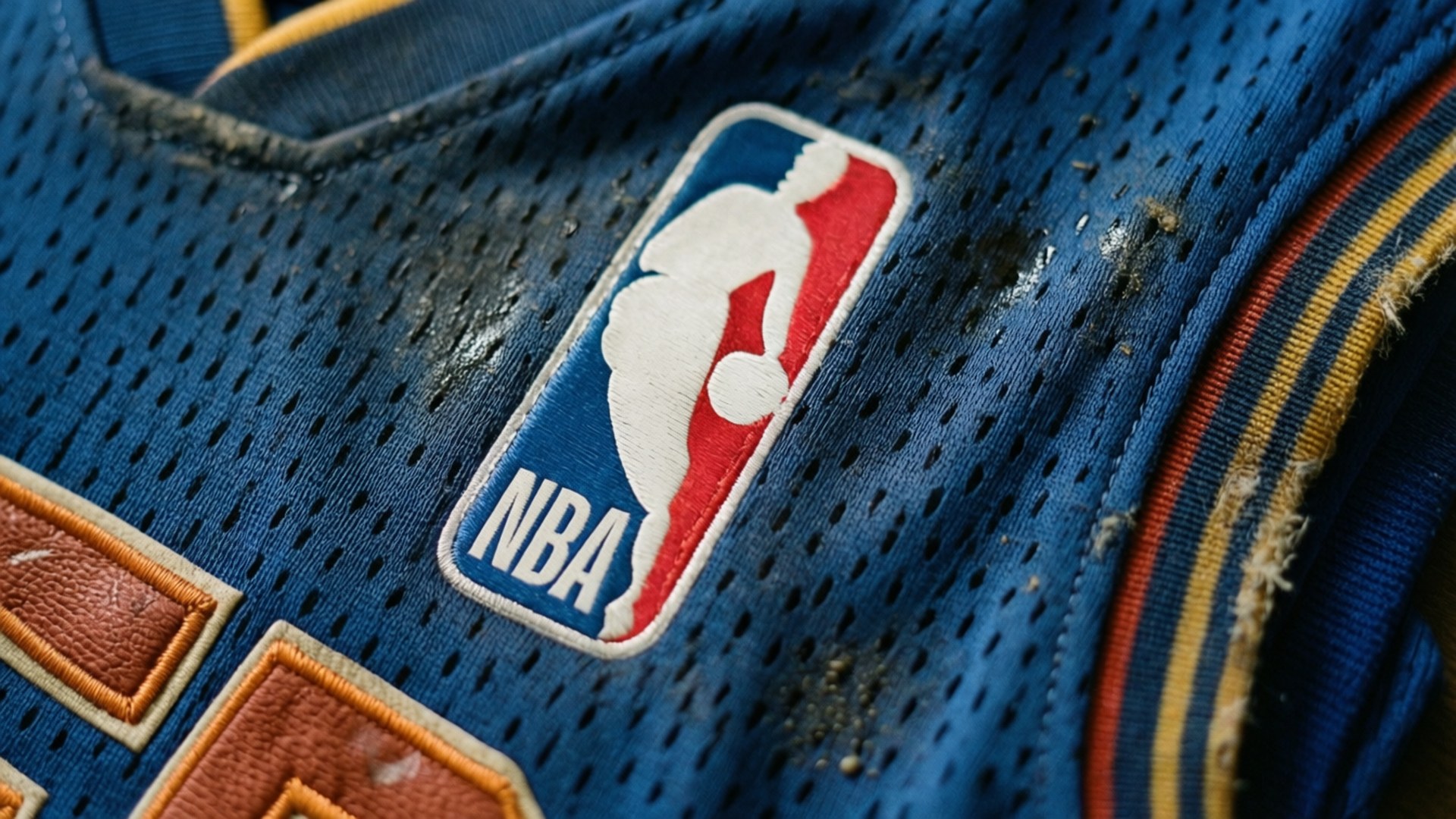 Ultradetaljert makrobilde av NBA-jerseystoff og sømmer — grovt og taktilt.