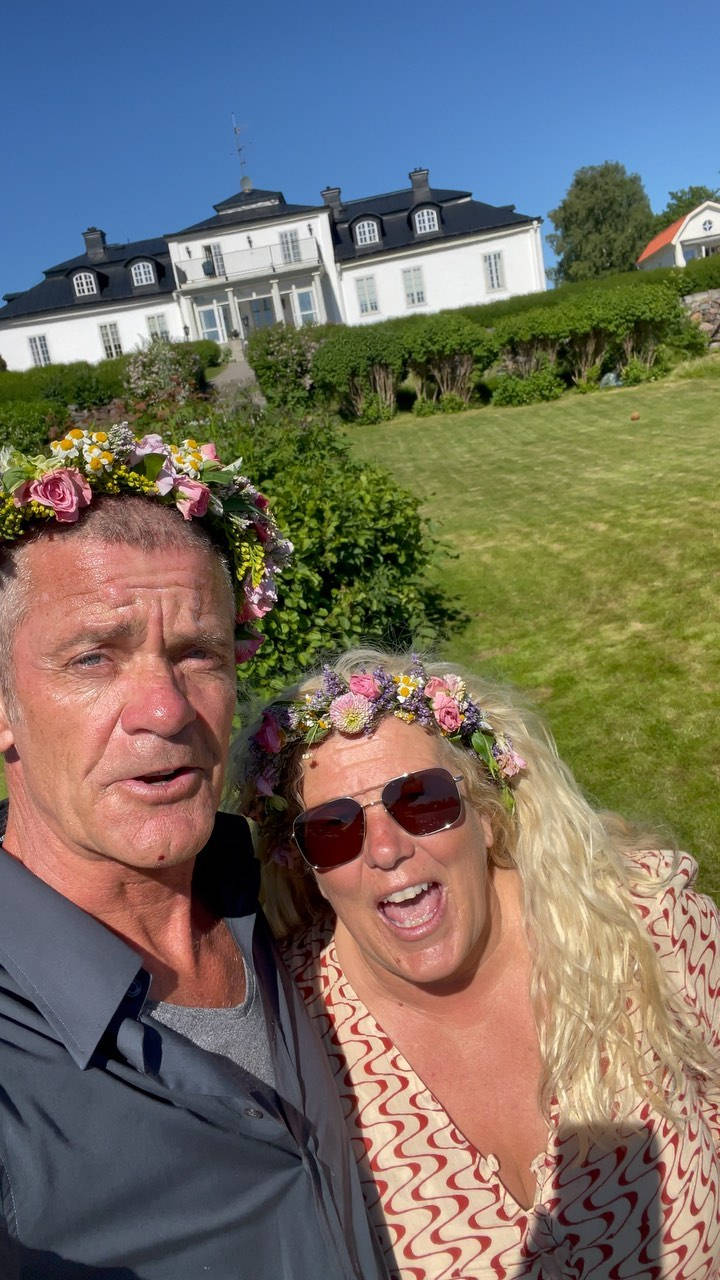 Celebrity Golfer Jesper Parnevik and his wife donning flower wreaths Wallpaper