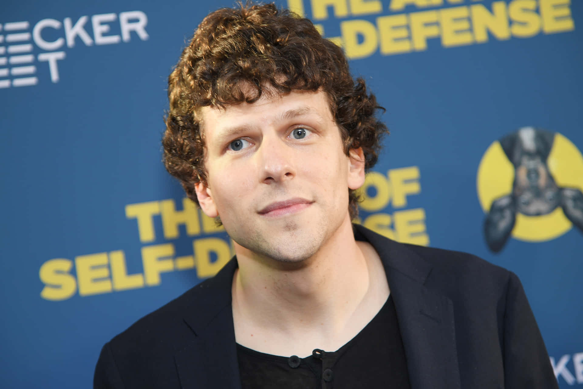 Jesseeisenberg Is An American Actor Known For His Roles In Films Such As The Social Network And Zombieland. He Has Received Critical Acclaim For His Performances And Has Been Nominated For Several Awards. Eisenberg's Talent And Versatility Have Made Him A Highly Sought-after Actor In The Industry. Fondo de pantalla