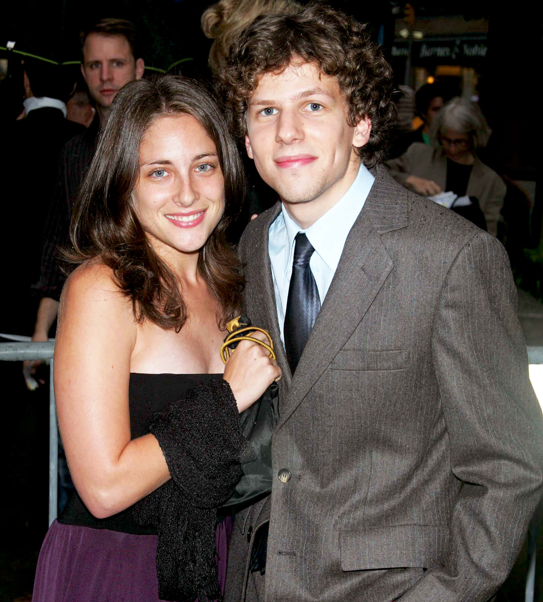 Jesseeisenberg Is An American Actor Known For His Roles In Movies Such As The Social Network And Zombieland. He Has Also Appeared In Plays And Has Written And Performed In Off-broadway Shows. Eisenberg Has Been Nominated For Various Awards And Has Won Critical Acclaim For His Performances. Fondo de pantalla