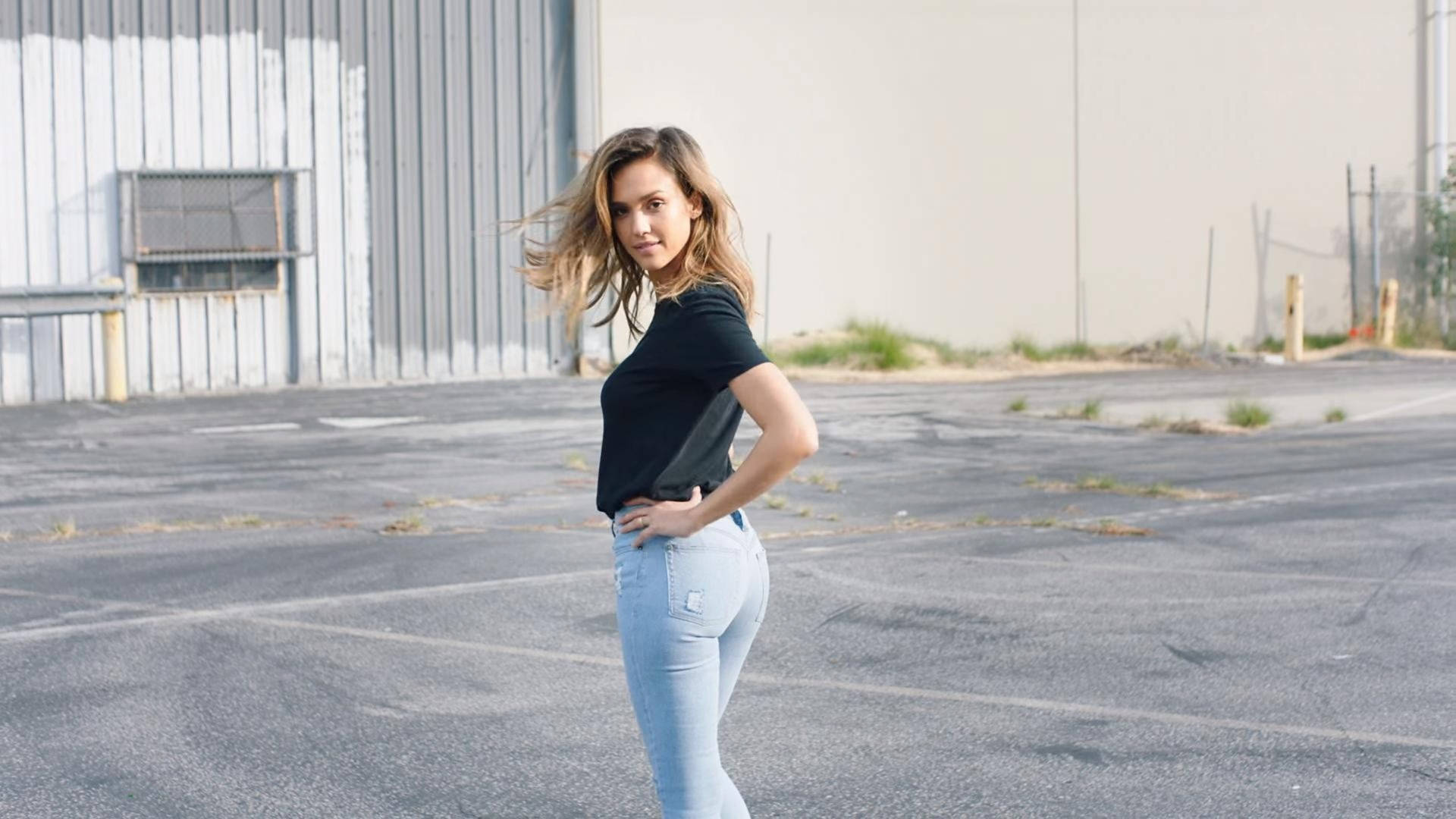 Jessica Alba In Skinny Jeans Wallpaper