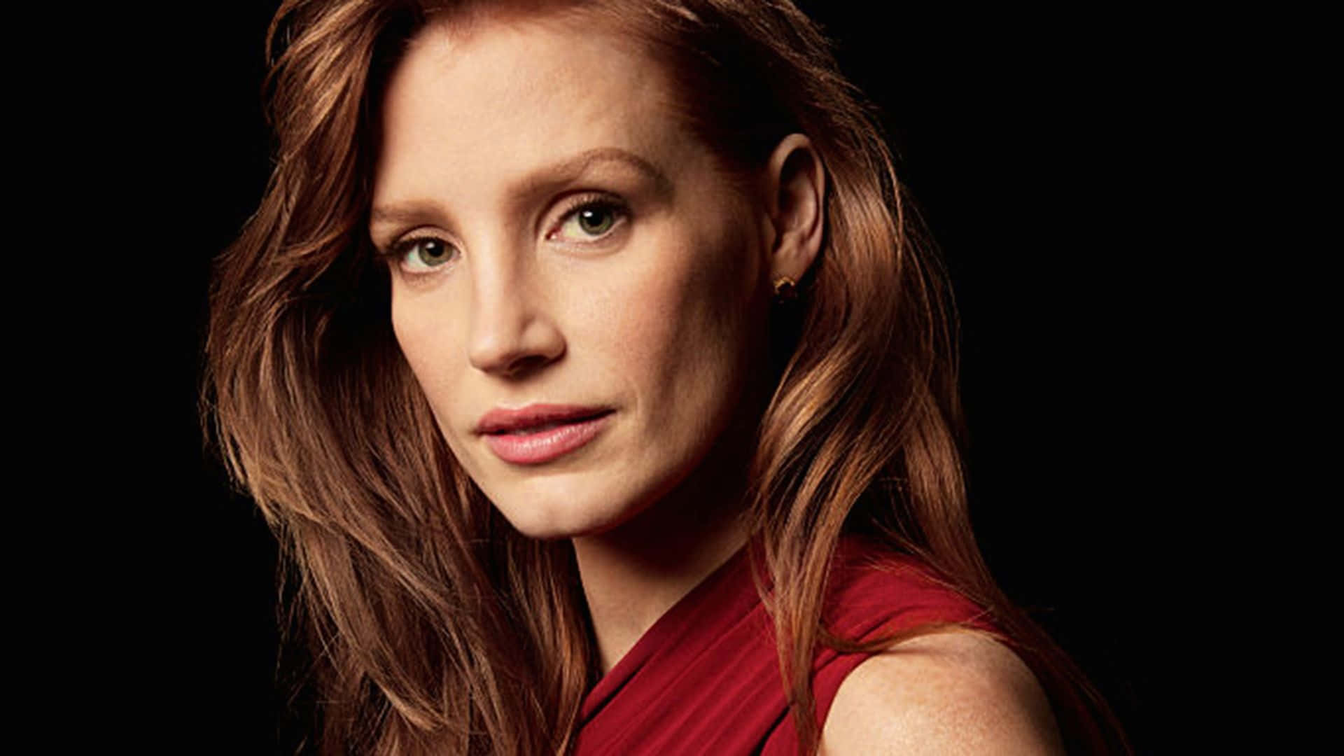 Jessica Chastain radiant in red Wallpaper