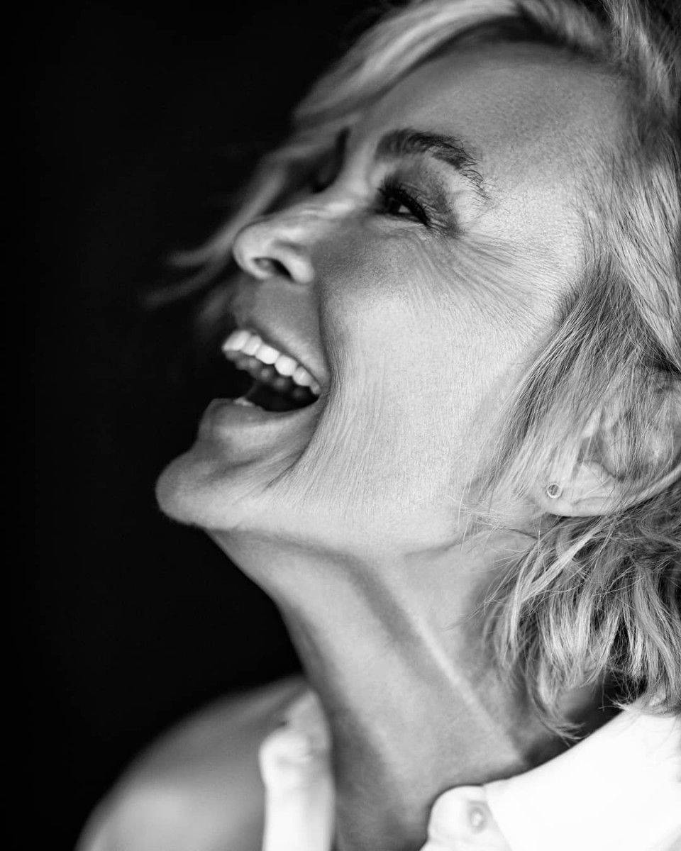 Jessica Lange smiler glade hjertelig Tapet Wallpaper