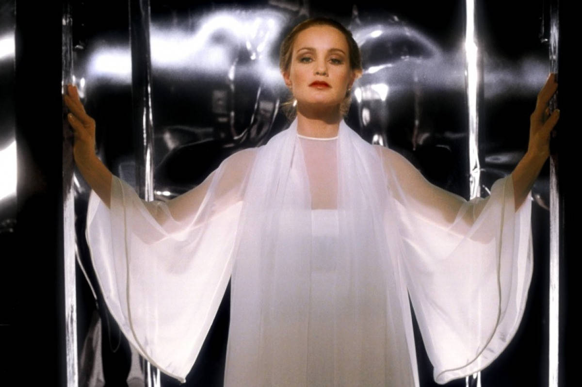 Glamorous Jessica Lange Dressed in White Wallpaper