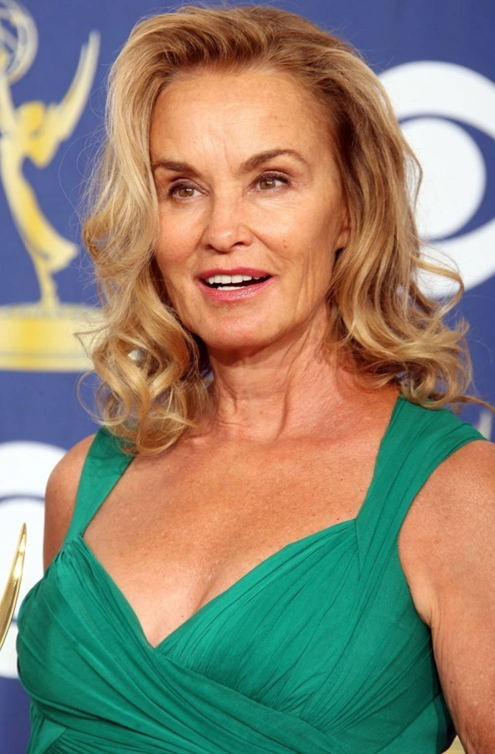 Jessica Lange In Sexy Green Outfit Wallpaper