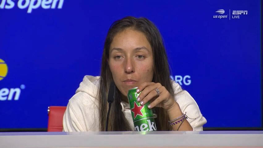 Jessica Pegula drikker Heineken skrivebordsbaggrund Wallpaper