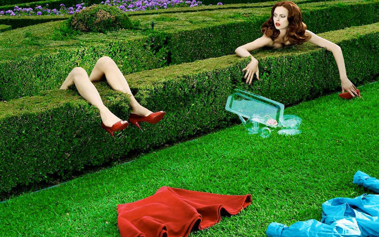 Jessica Stam In A Hedge Maze