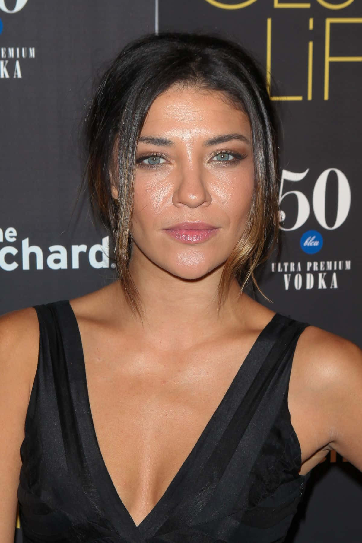 Jessica Szohr posing gracefully in a black outfit Wallpaper