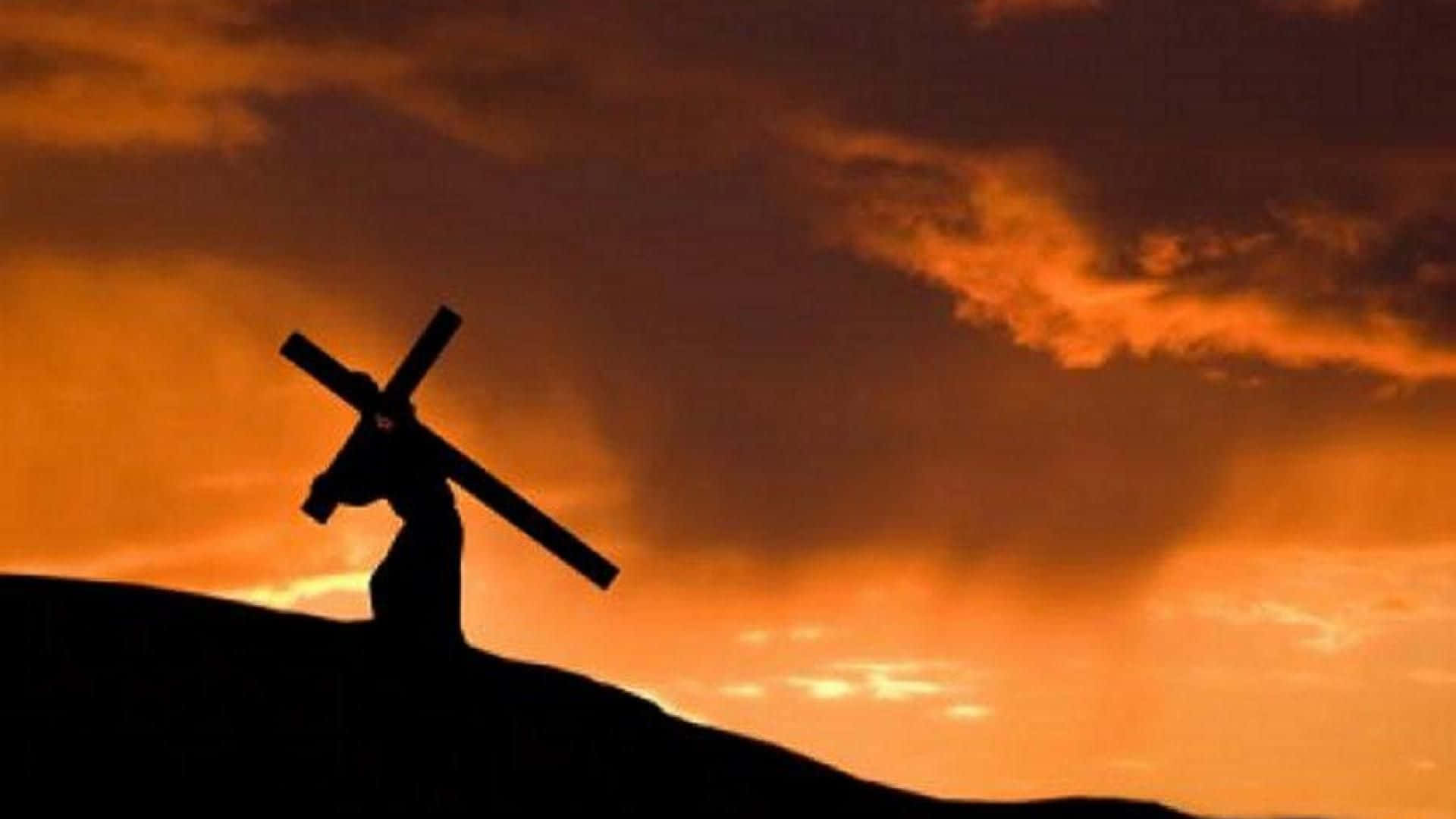 Imagende Jesús En La Cruz Con El Cielo Anaranjado