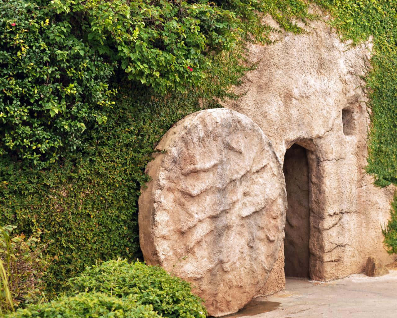 Jesus Tomb With Rock Door Picture