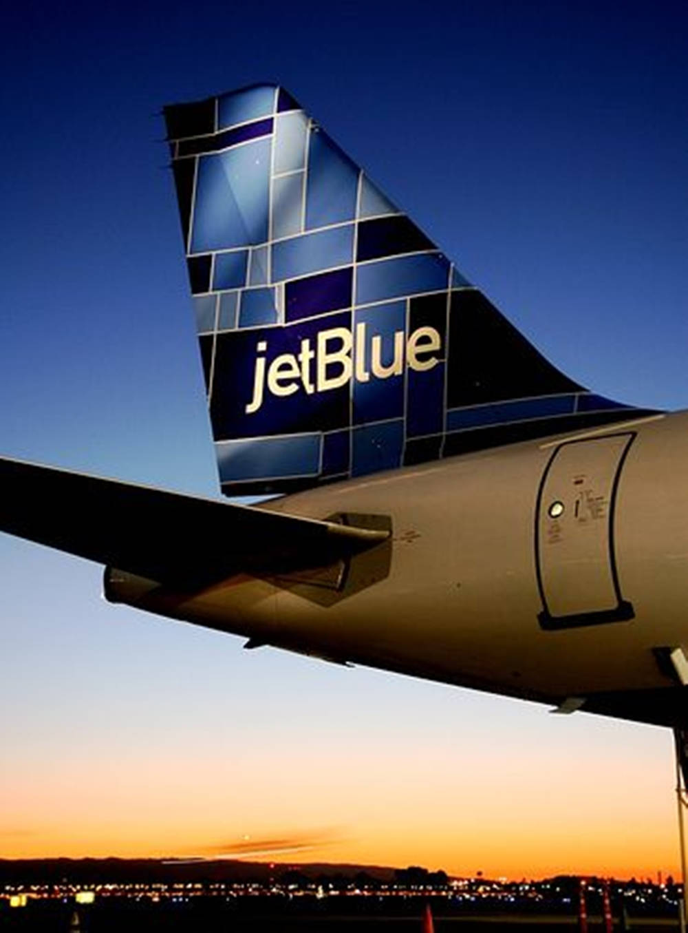 Logode Jetblue Airways Airlines En Los Timones Del Avión Fondo de pantalla
