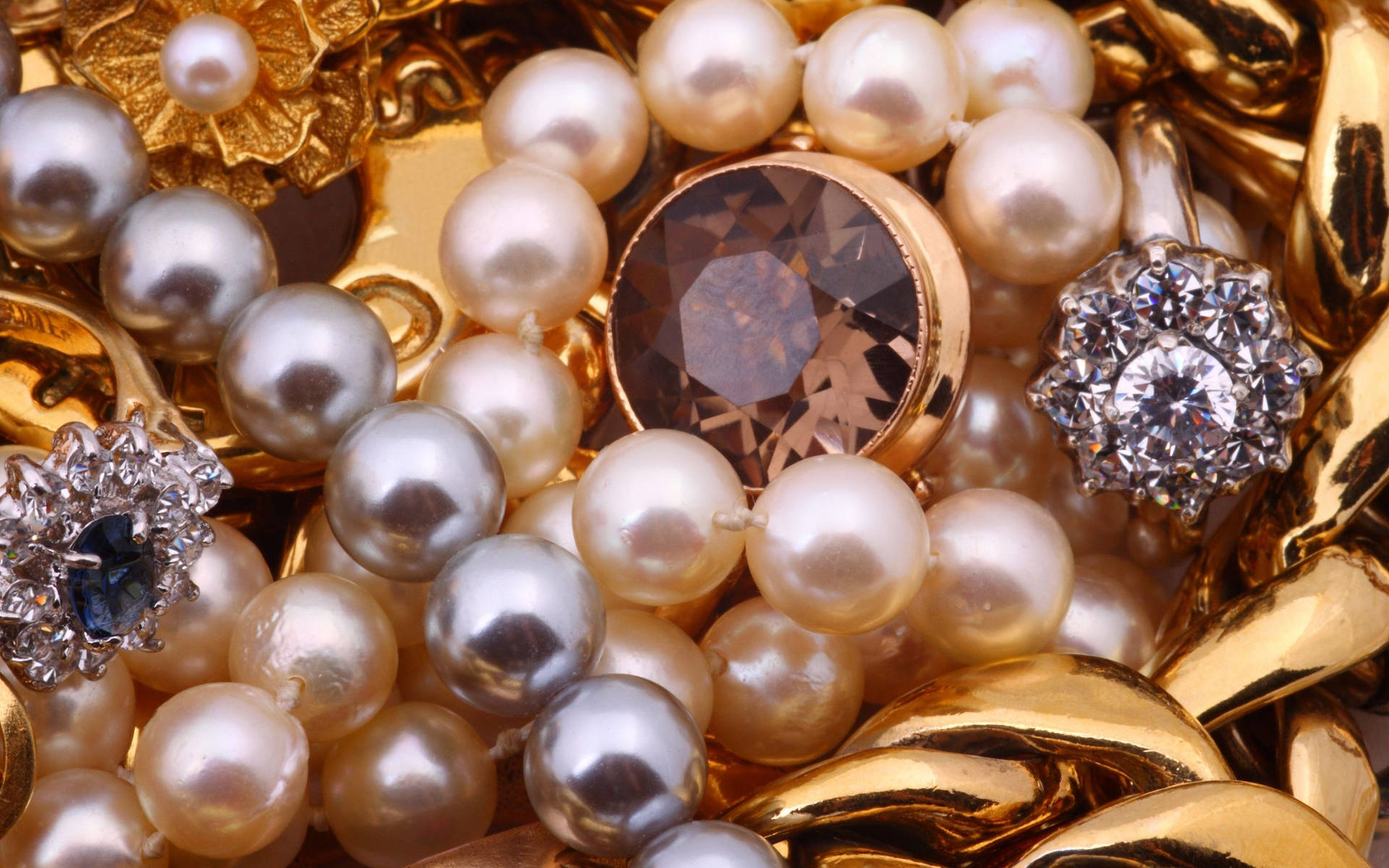 Jewelries With Different Colored Pearls