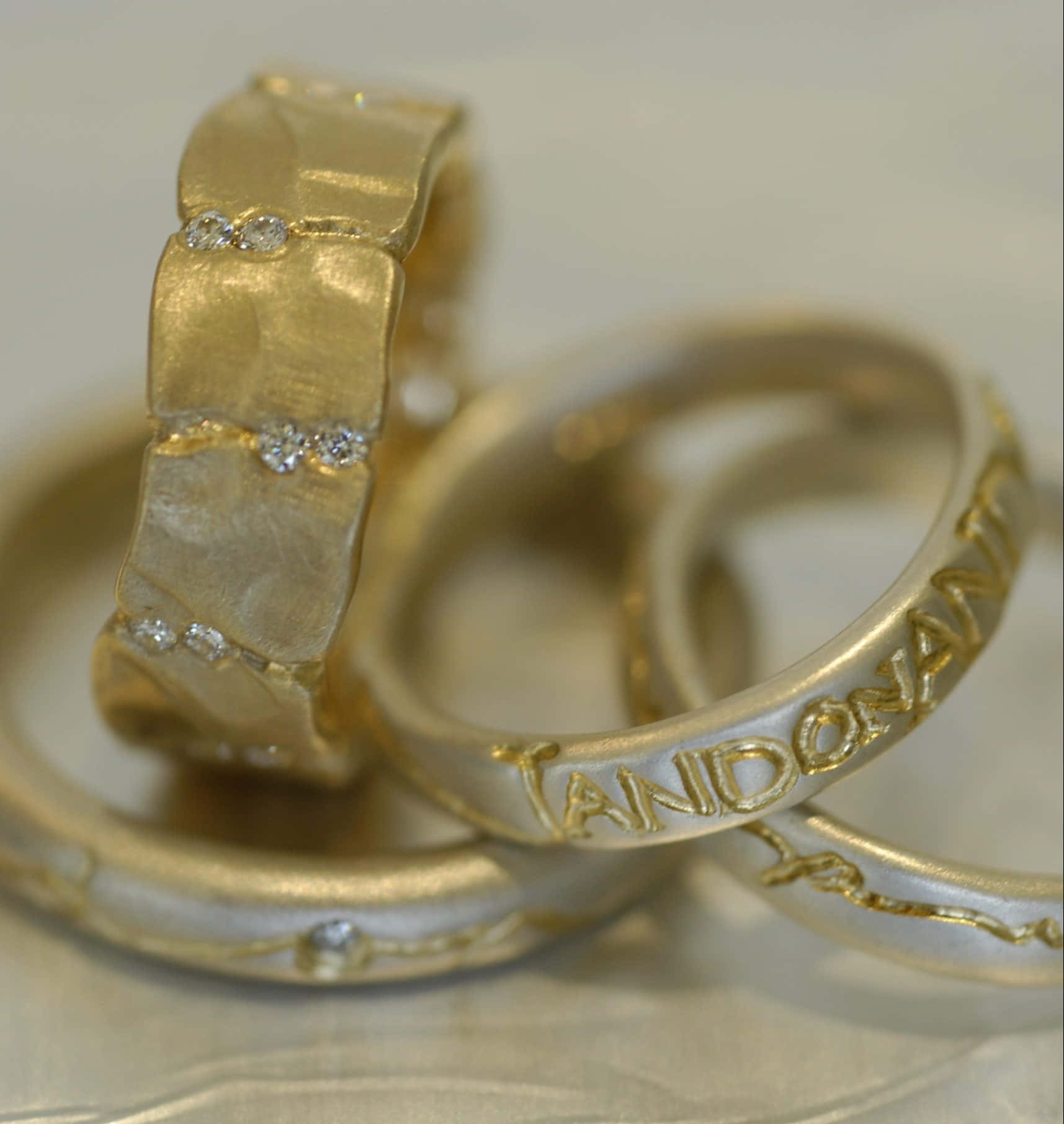 Einesammlung Goldener Ringe Mit Diamanten Darauf.