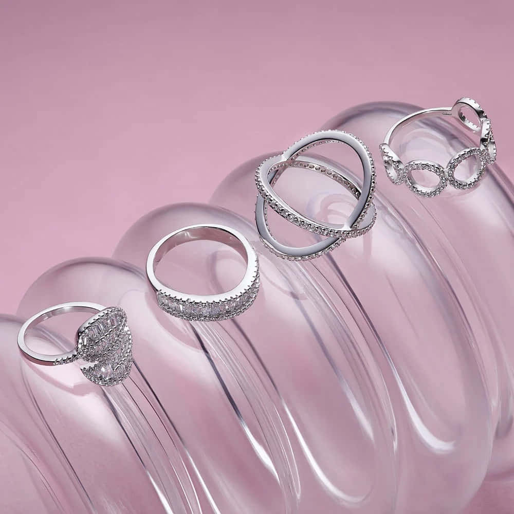Einereihe Von Silbernen Ringen Auf Einem Rosa Hintergrund
