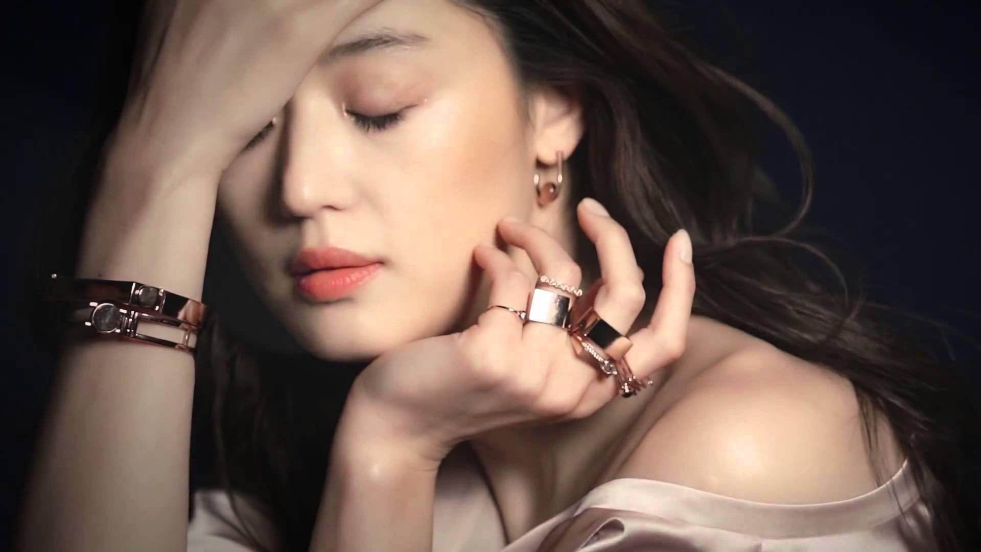 Smyckesmodelljun Ji Hyun Wallpaper
