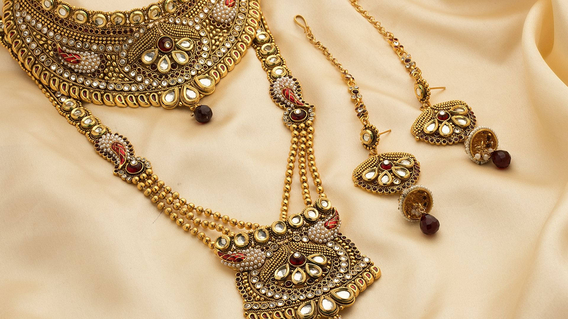Download Jewelry Set Of Necklace & Earrings Wallpaper 