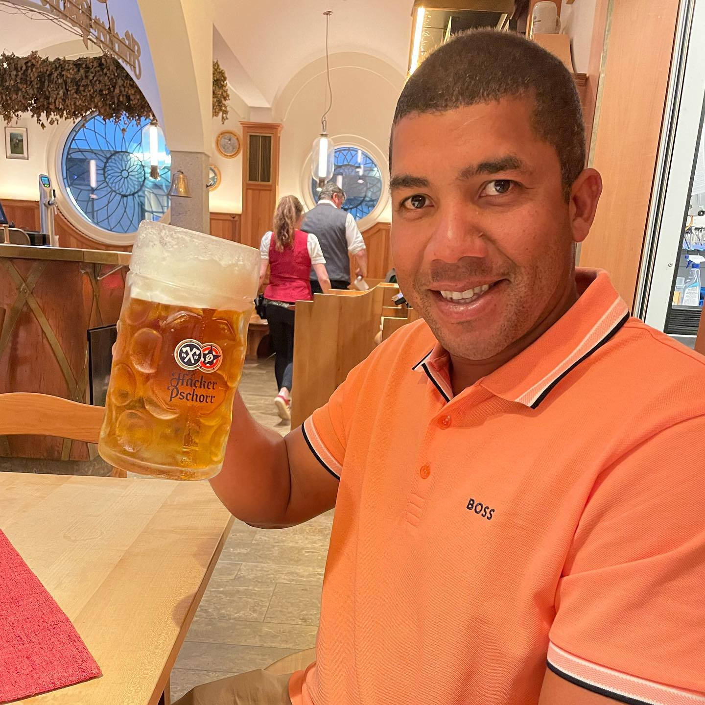 Jhonattan Vegas holder et ølglas i sin hånd Wallpaper