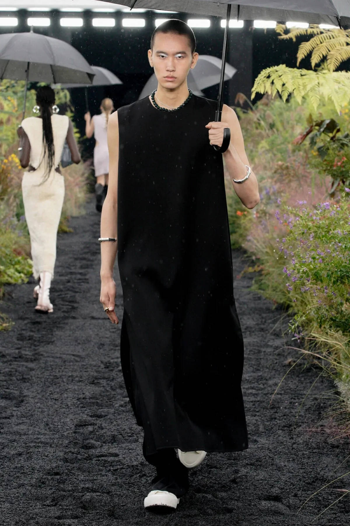 Caption: Classic Elegance with Jil Sander Black Sleeveless Dress Wallpaper