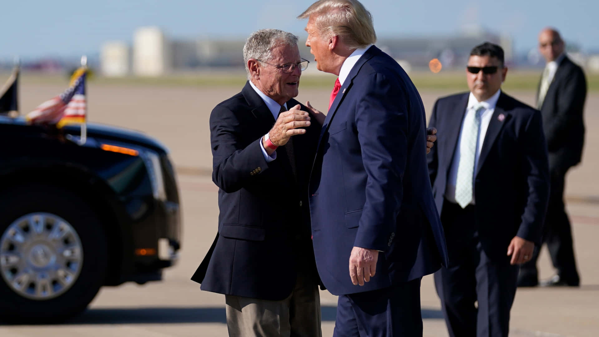 Jiminhofe Abbracciando Trump All'aeroporto Sfondo