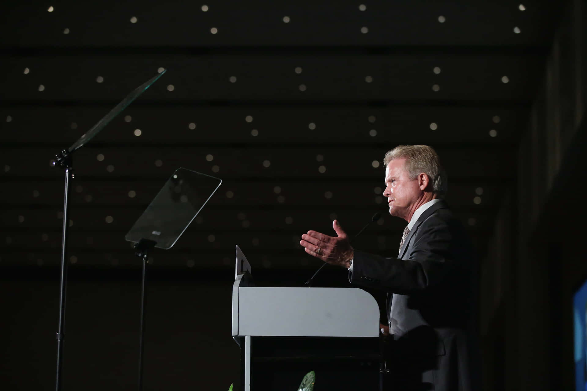 Jim Webb On The Stage Wallpaper