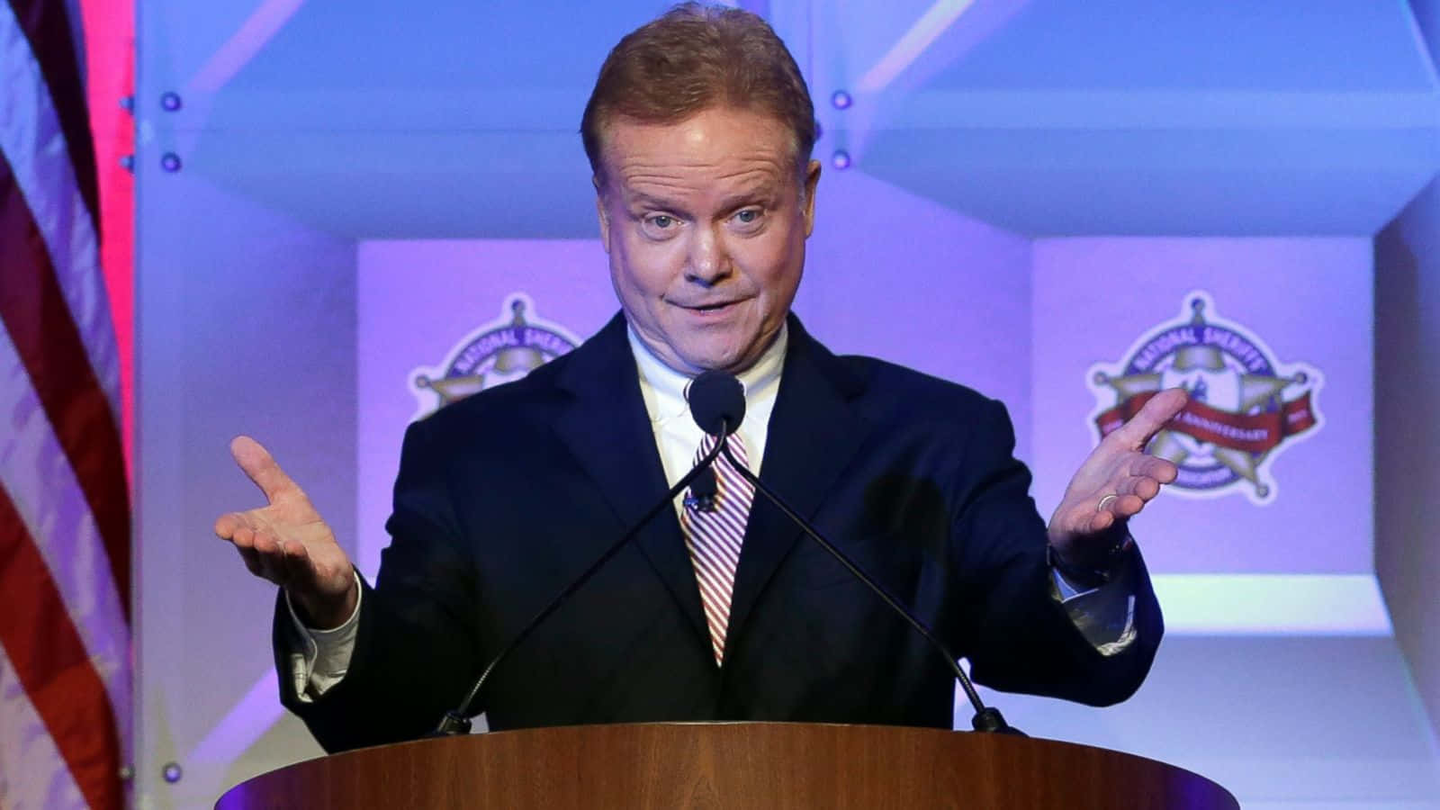 Jimwebb Pekar På Publiken. (in The Context Of Computer Or Mobile Wallpaper, This Phrase Would Likely Be Used As A Caption Or Description Of An Image Featuring Jim Webb Pointing At The Audience.) Wallpaper