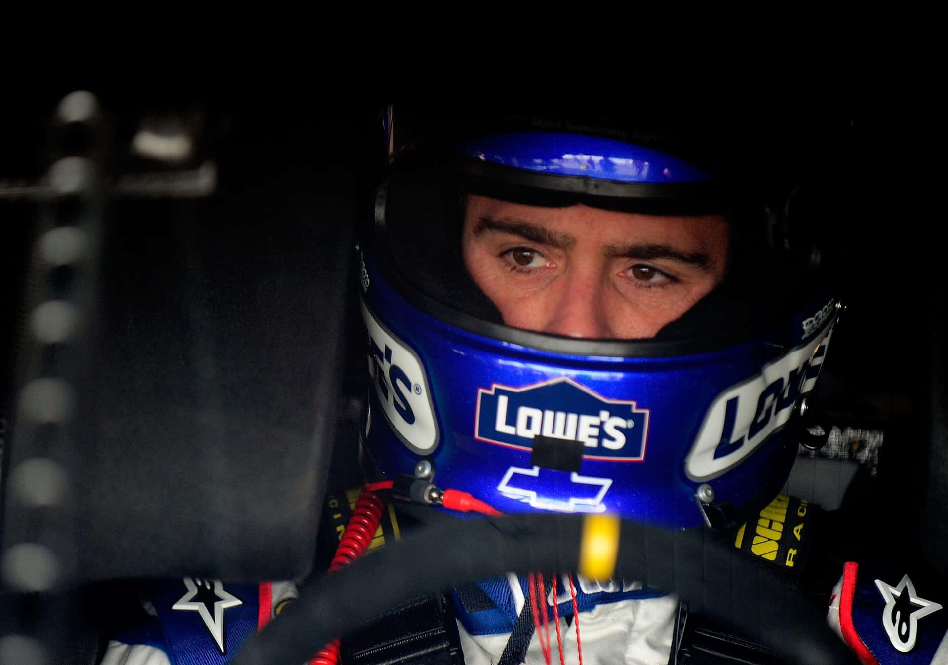 Ellegendario Piloto De Nascar Jimmie Johnson En Acción En La Pista De Carreras Fondo de pantalla