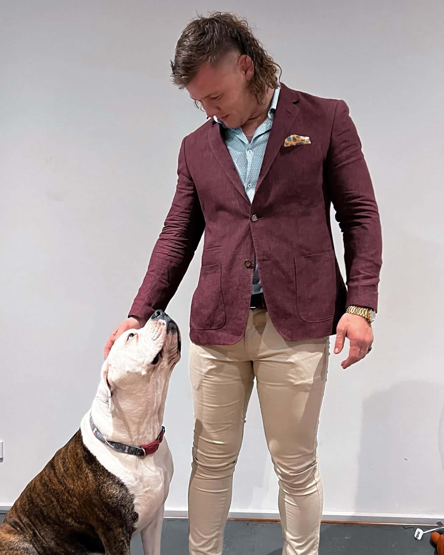 Jimmycrute In Einem Anzug, Während Er Seinen Hund Streichelt. Wallpaper