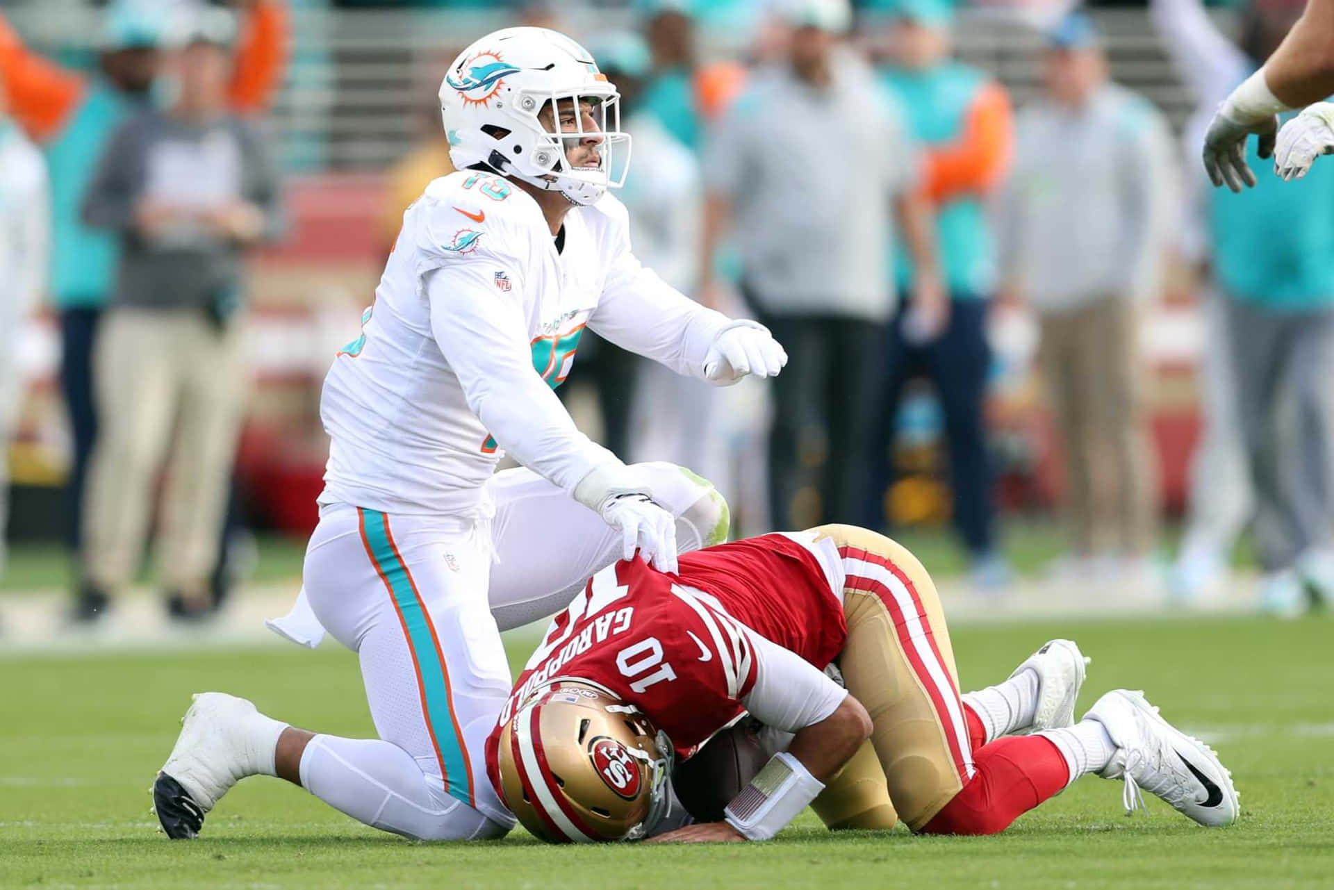 Jimmy Garoppolo, Nfl Quarterback, Op Het Veld Achtergrond