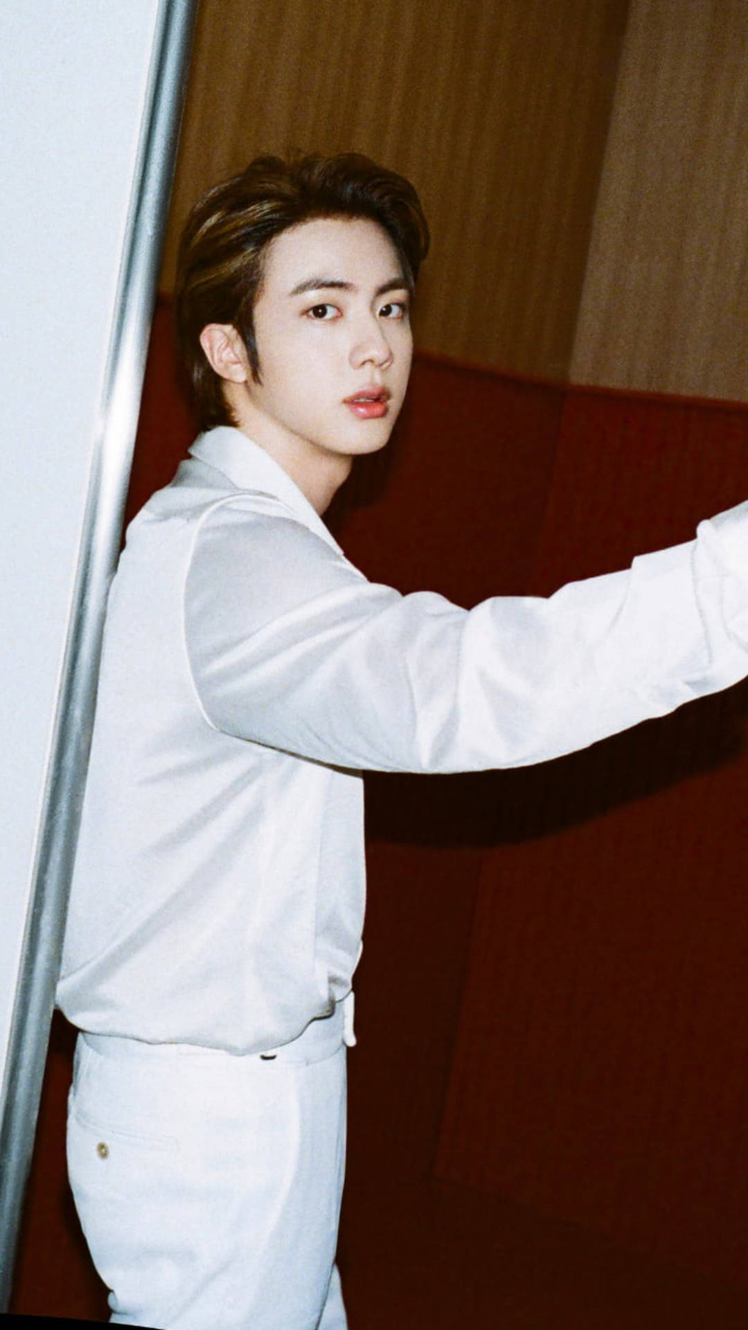 Jin BTS Smørristede Hvide Outfit Wallpaper